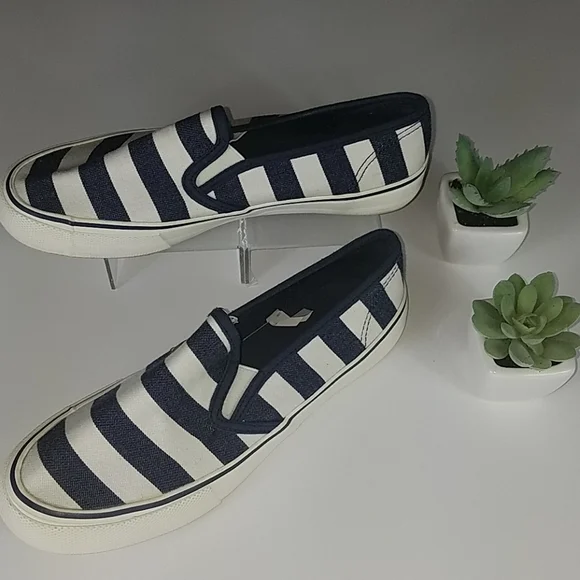 Mossimo, Navy and white casual shoes, size 9 - Picture 1 of 4